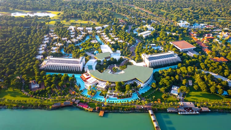 Power hotels with an off-site solar plant to cut emissions
