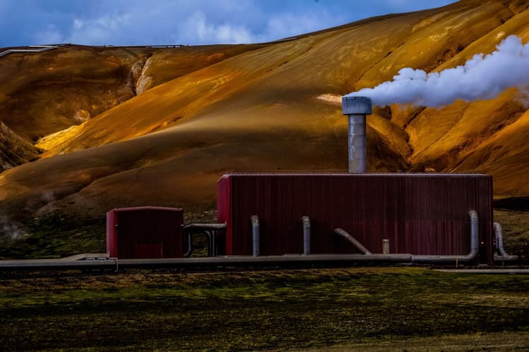 Reinject geothermal gases to decarbonise renewable power