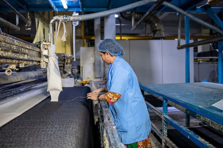 Dye denim without rinsing to eliminate process wastewater